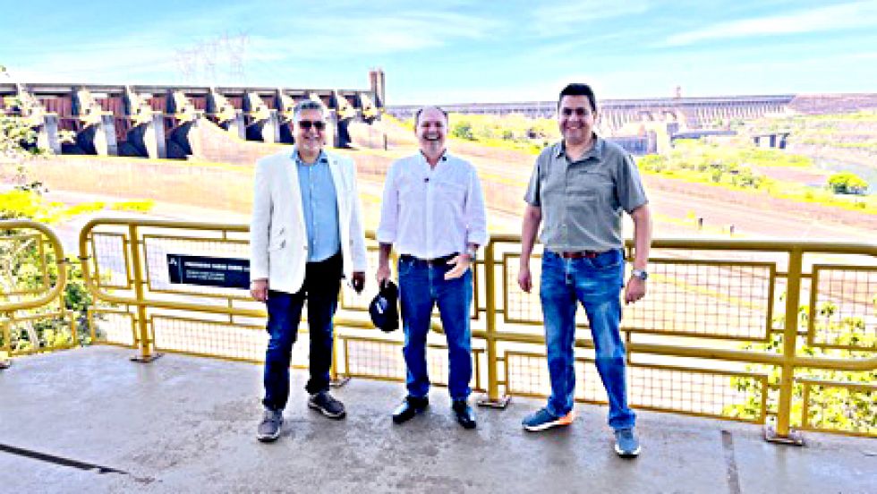 AUTORES. Gómez (1ero de la der.) y Oxilia (1ero de la izq.), en la compañía binacional Itaipú.
