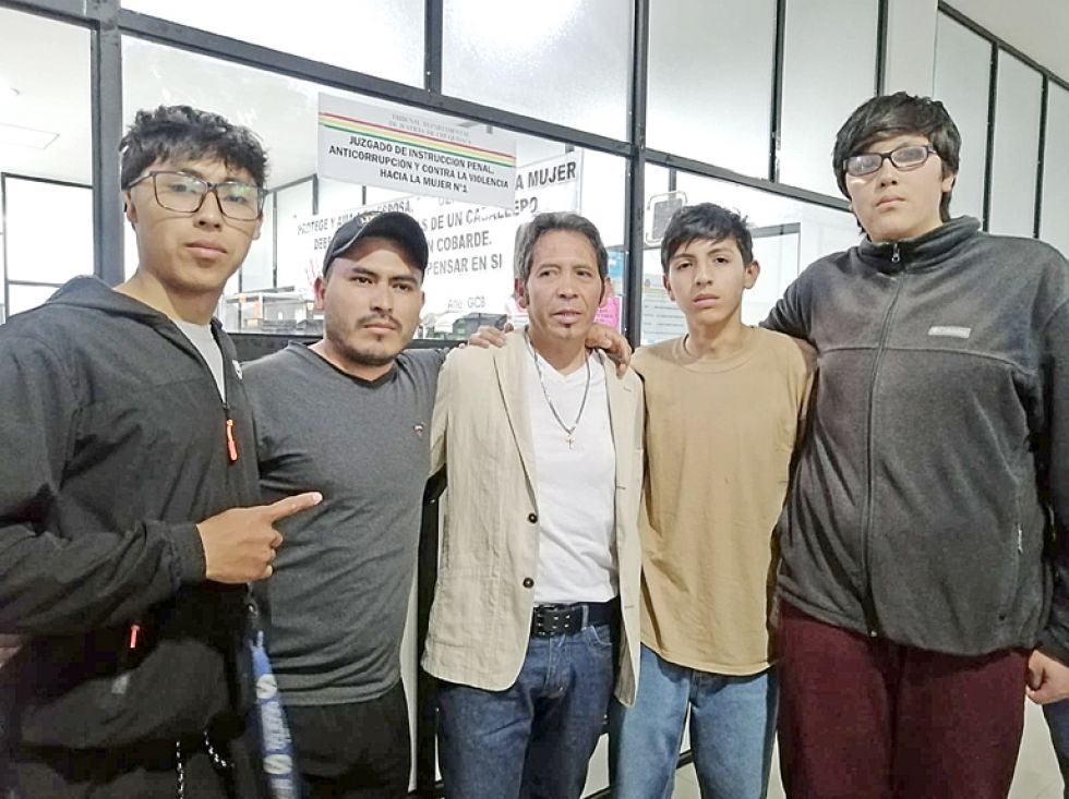 JUSTICIA. Boris Reyes (c.) en compañía de sus hijos luego de haber salido de una audiencia en la que se le acusaba de un delito que no cometió.