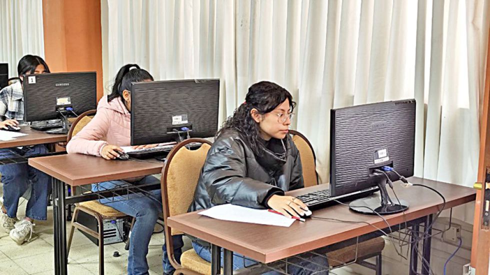PRUEBA. Uno de los recintos en los que se rindió el examen de admisión directa a la Universidad San Francisco Xavier, el viernes.