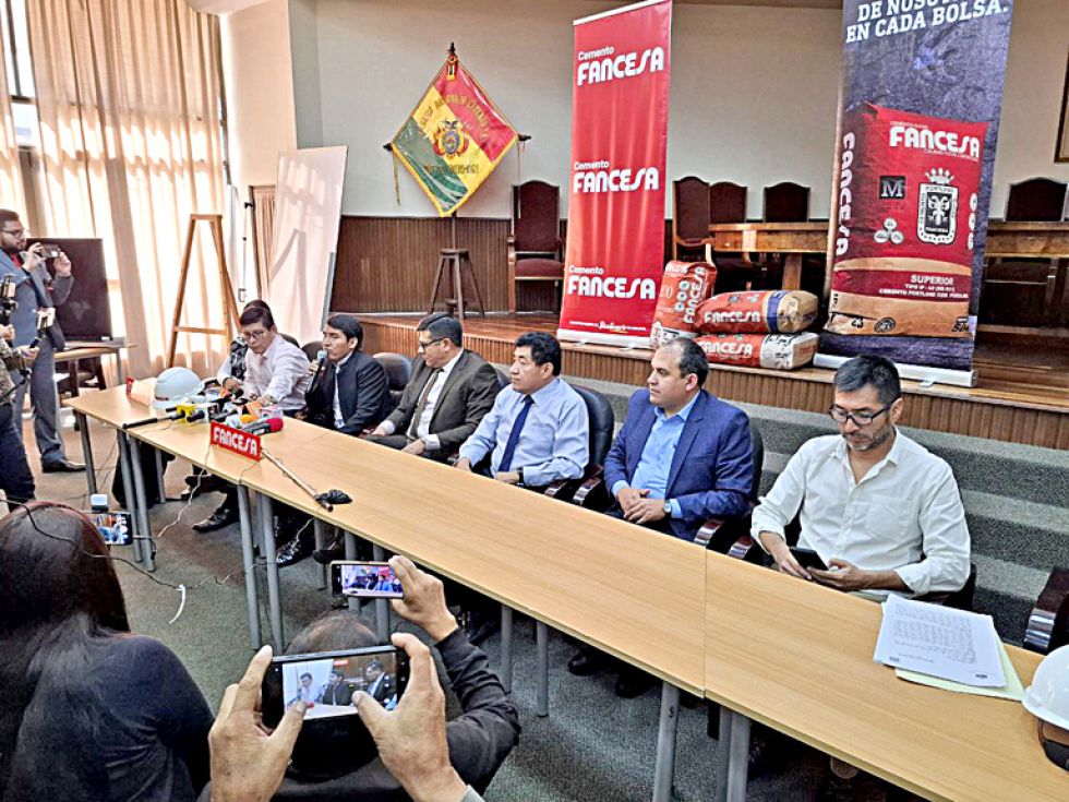 fancesa. Las máximas autoridades ejecutivas de las tres copropietarias junto con directores y el asesor jurídico externo de la cementera local.