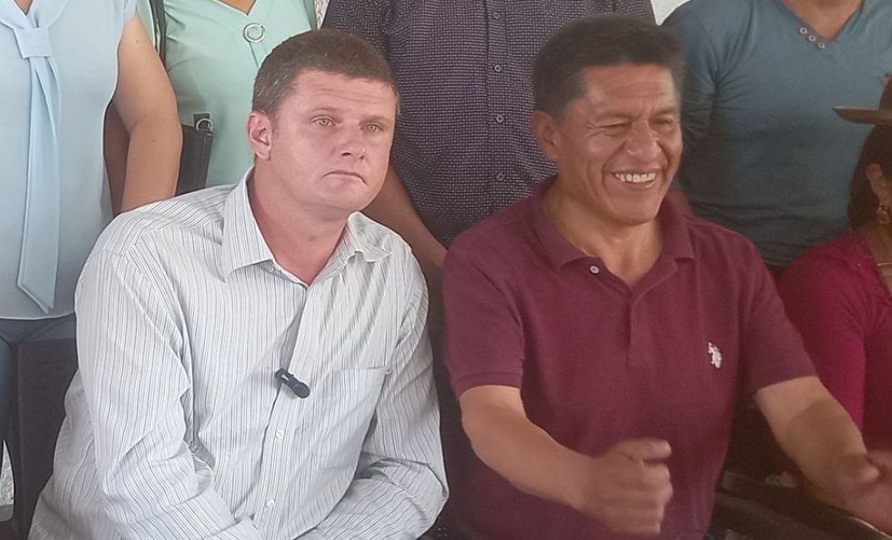 El menonita Johan Friesen (i) y el alteño Edgar Morales Mamani en la presentación del PDC.