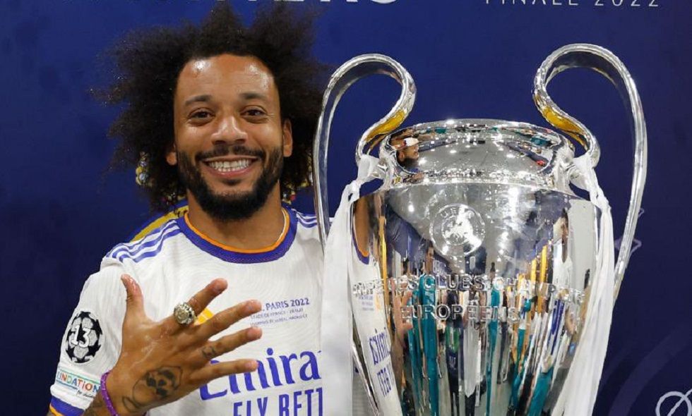 El lateral brasileño Marcelo Veira con una de las Champions League que ganó con el Real Madrid.