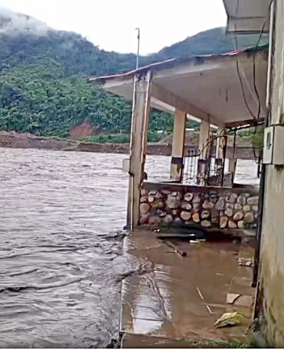 IMPACTO. Así se incrementó el caudal del río Mapiri en Tipuani, donde algunas calles y viviendas terminaron bajo el agua. Incluso la fuerza del turbión hizo mover casi un metro el
