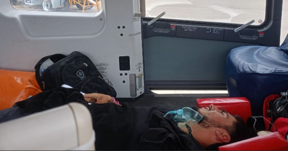 El joven francés se quedará por unos días en la capital para recibir el tratamiento correspondiente .