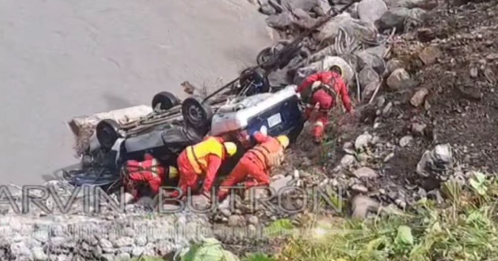 Según informes preliminares, el vehículo se dirigía hacia Cochabamba cuando el conductor no advirtió que una parte del camino había cedido debido a las intensas lluvias.