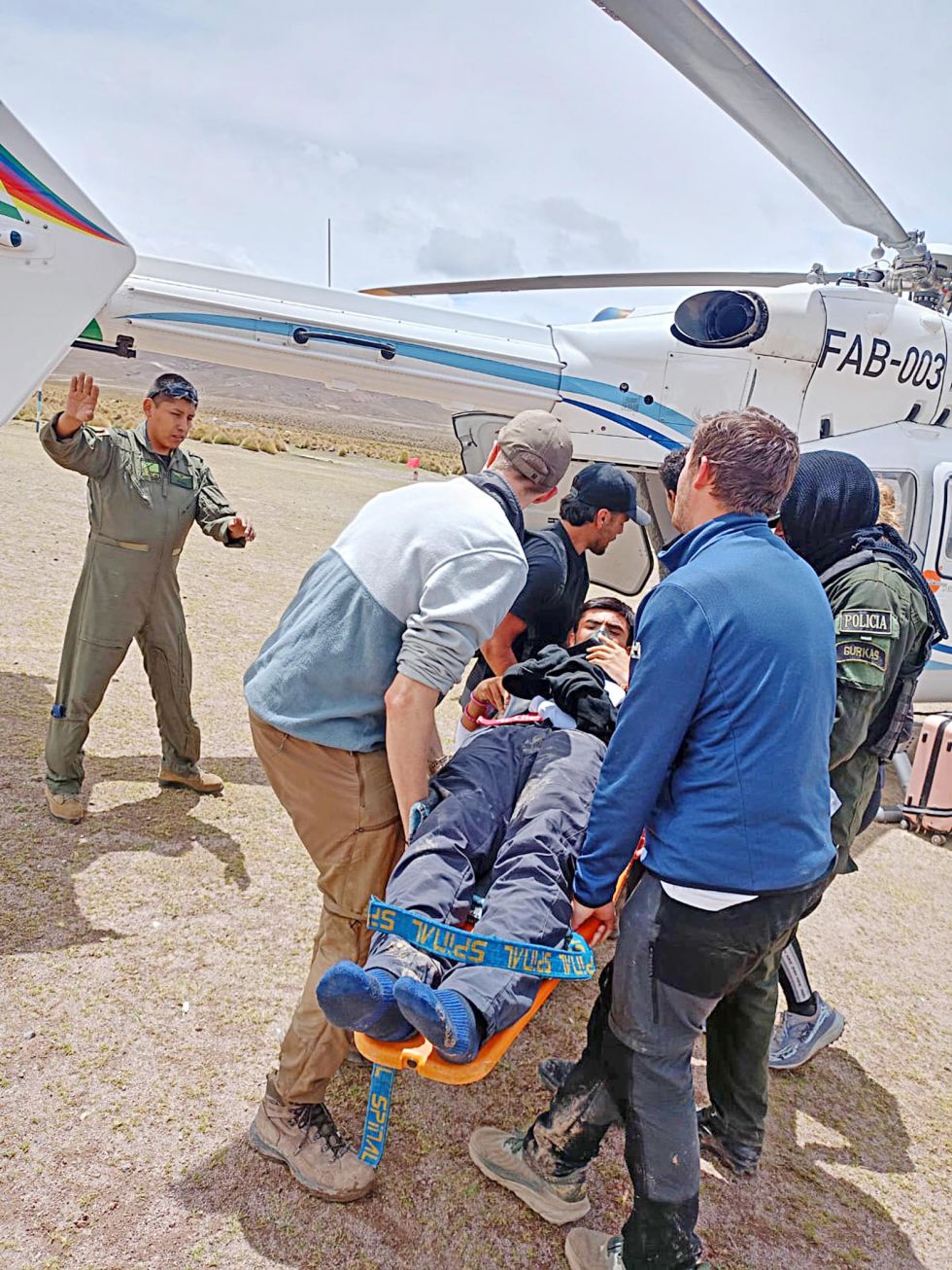 UYUNI. El ciudadano francés cuando era evacuado en un helicóptero hacia la ciudad de Sucre.