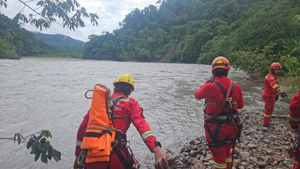 Bomberos se encuentran en la zona buscando a las personas desaparecidas tras el accidente.