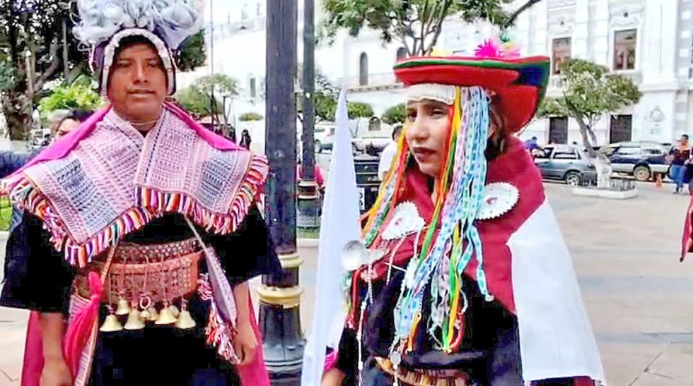 RESPETO. Vestimenta característica de la cultura Yampara con la que se baila Pujllay.