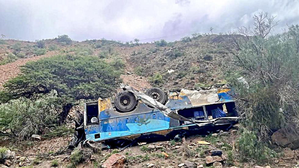 LUTO. Así quedó el bus de la empresa San José, al fondo de la quebrada, tras embarrancarse unos 800 metros de profundidad cerca a Yocalla.
