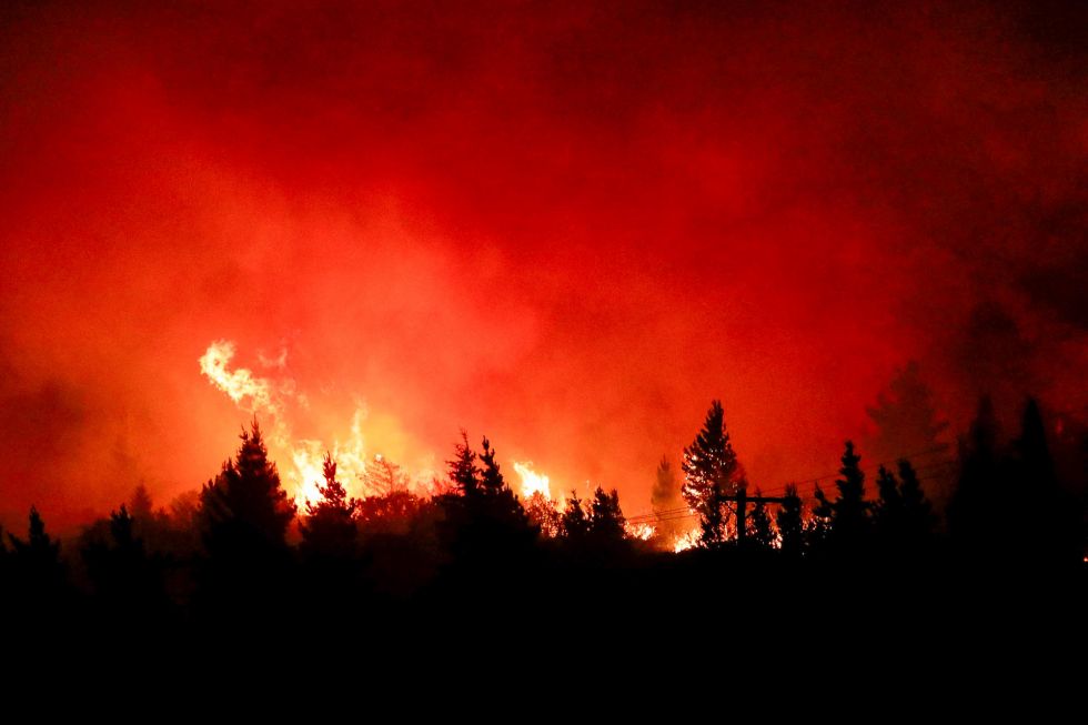 Fotografía cedida por Greenpeace de un incendio forestal en Chubut (Argentina), el 18 de febrero.