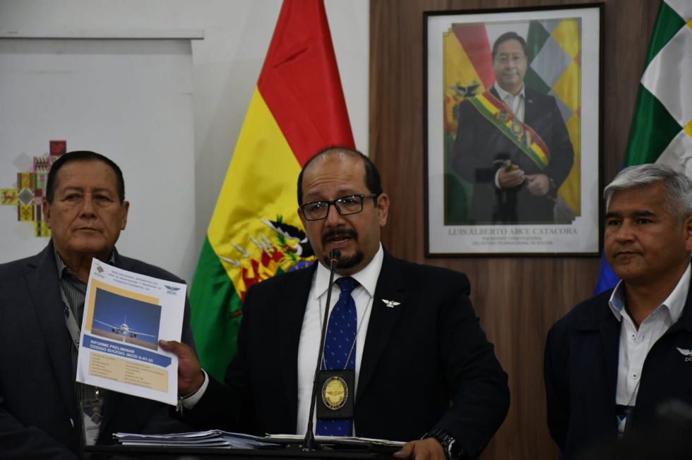 El director ejecutivo de la Dirección General de Aeronáutica Civil - DGAC, José Iván García (c).
