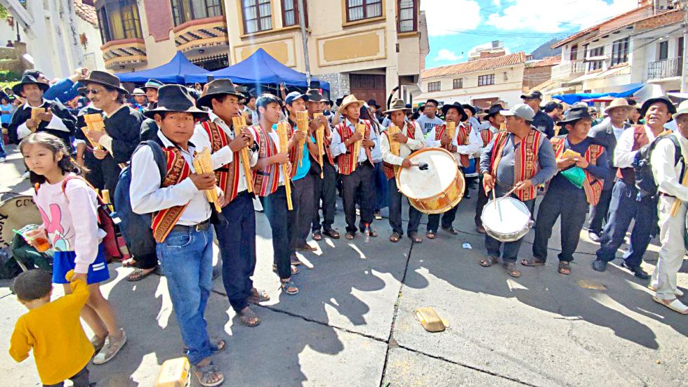 ENCUENTRO. Las comunidades de sikuris tomaron la Curva de Surapata este sábado.
