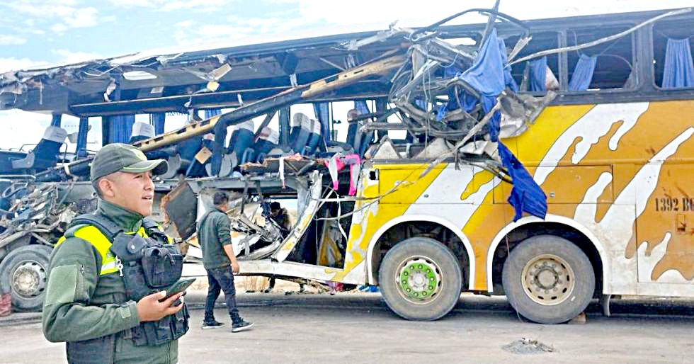 TRAGEDIA. El impacto en la carretera de dos buses fue frontal debido a invasión de carril.