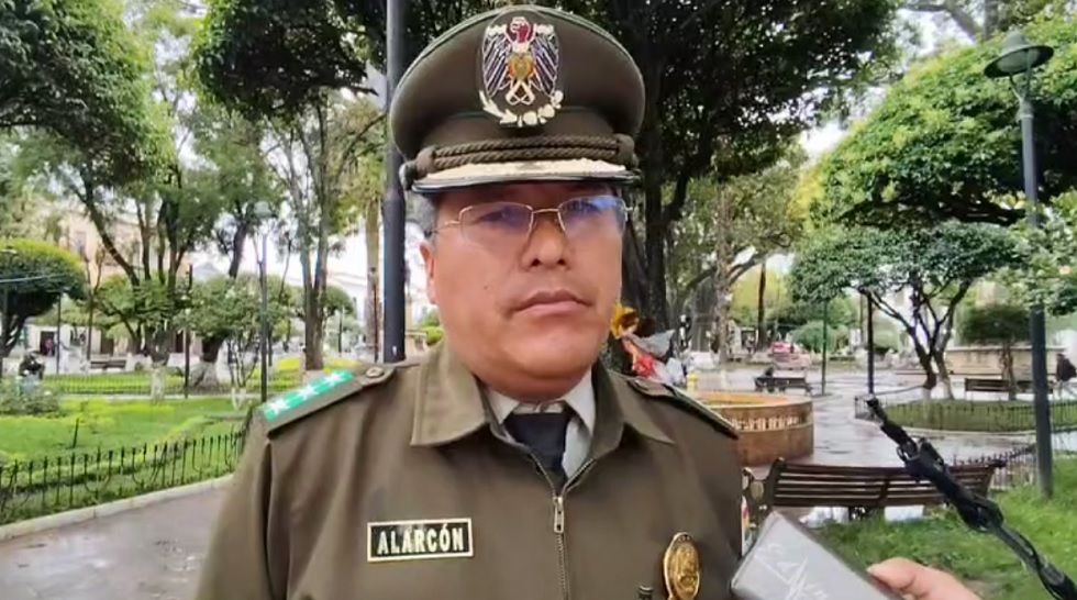 El coronel Víctor Hugo Alarcón, director de Tránsito, en una conferencia de prensa en Sucre.