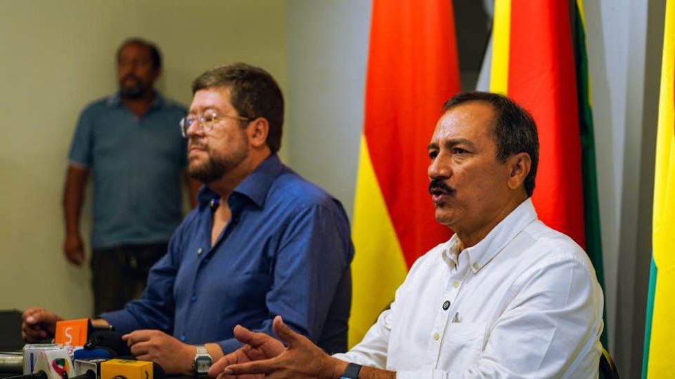 Samuel Doria Medina (i) y Vicente Cuéllar en una conferencia de prensa en Santa Cruz.