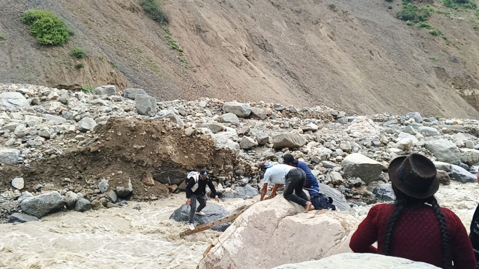 El profesor ayudó a cruzar el río a varias personas, pero luego fue arrastrado.