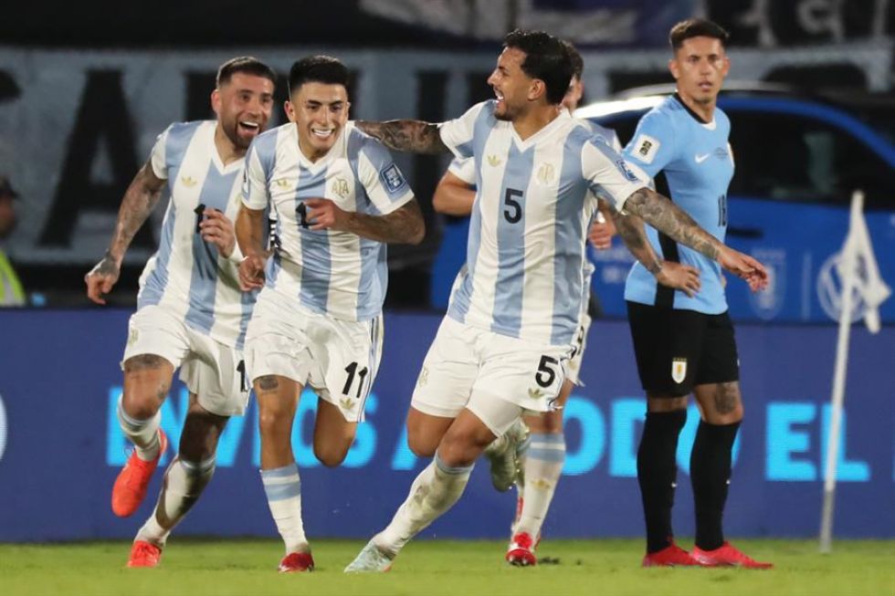 Thiago Almada (i) junto a Leandro Paredes de Argentina celebran el gol del triunfo sobre Uruguay.