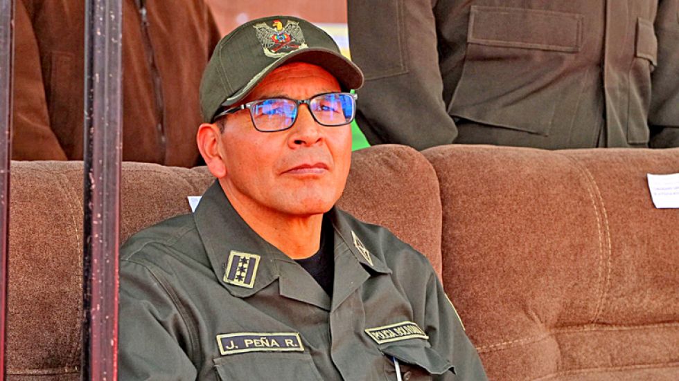 COMANDANTE. Juan Román Peña fue reconocido por la guarnición policial este jueves en Sucre.