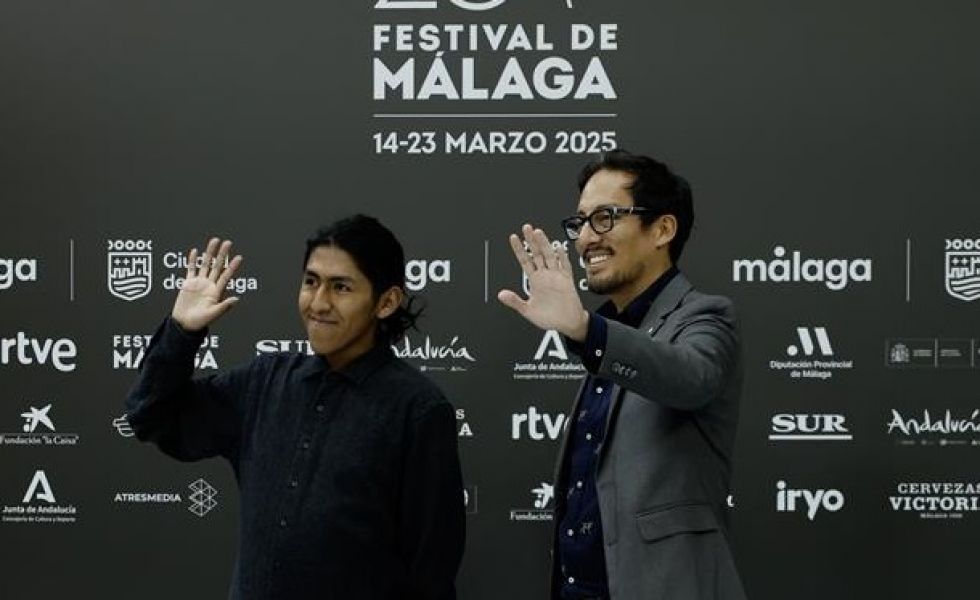 Los bolivianos, el actor Franklin Aro (i) y el cineasta y productor Álvaro Manzano, durante la presentación de la película 'Ladrón de perros'.