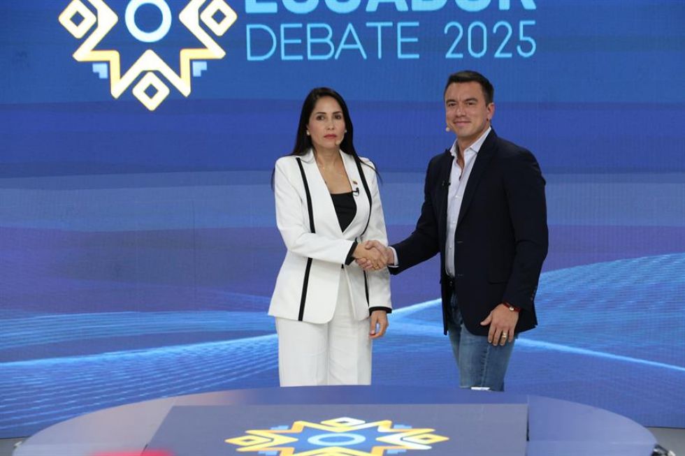 El presidente de Ecuador y aspirante a la reelección, Daniel Noboa (d), y la candidata opositora del correísmo, Luisa González.