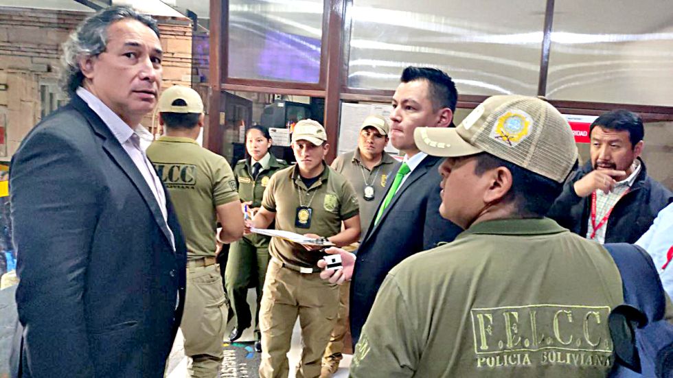 OPERATIVO. El fiscal asignado al caso (der) y los policías de la Felcc cuando iniciaban el allanamiento en oficinas del Consejo de la Magistratura, en Sucre.