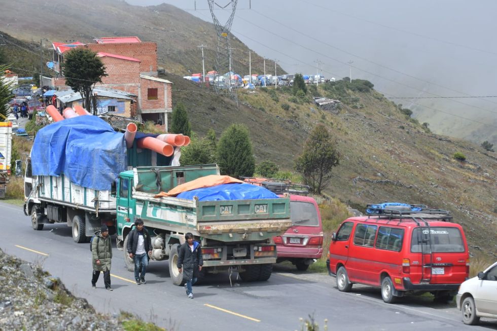 Choferes protestan por falta de combustible y mal estado de caminos