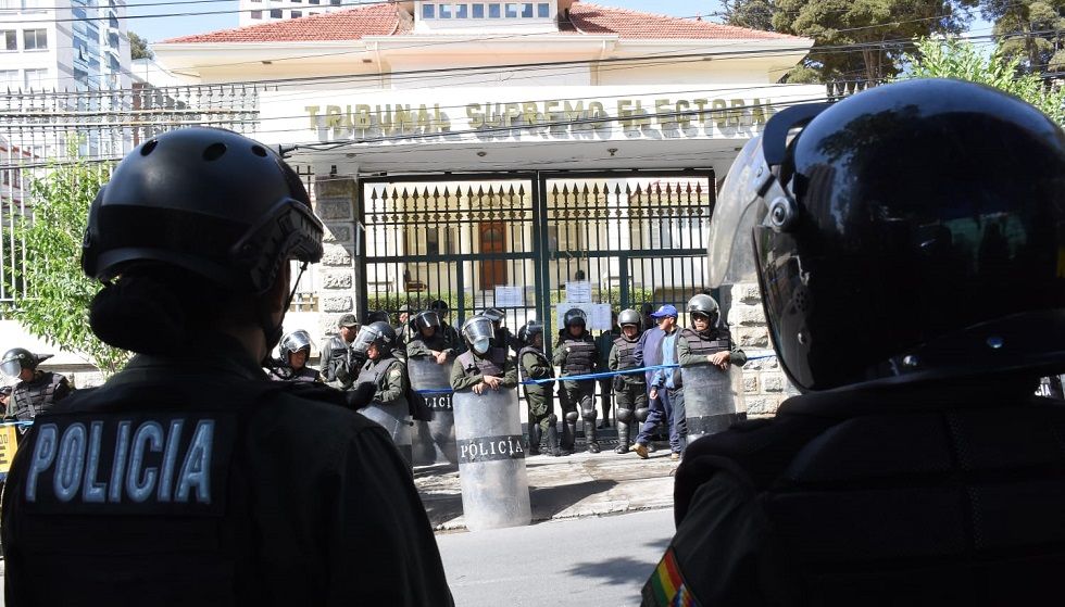 El frontis del Tribunal Supremo Electoral, en una anterior ocasión, resguardado por policías.