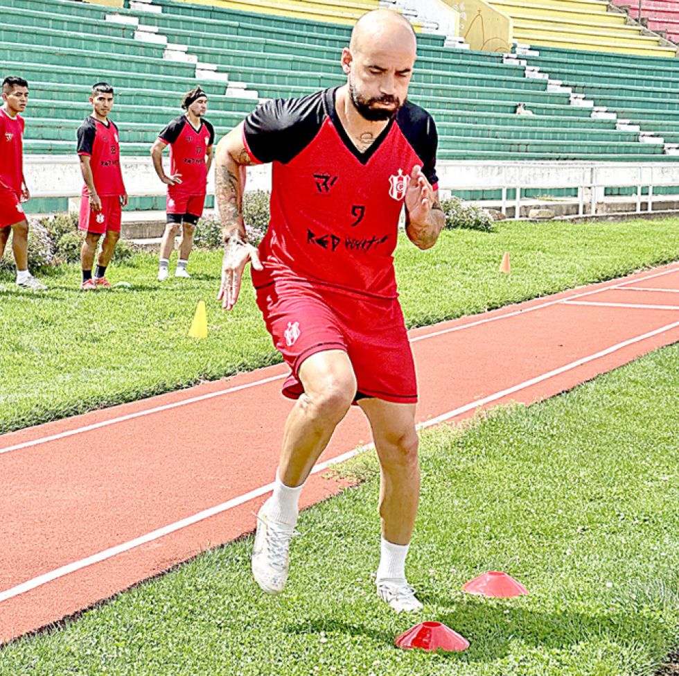 El argentino Damián Villalba sería una de las novedades en el equipo albirrojo para el duelo de este viernes.