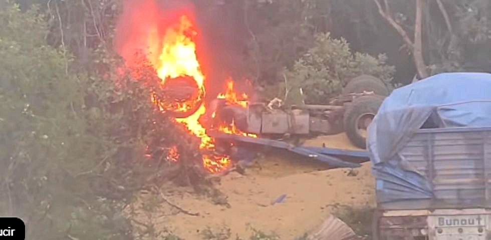 DRAMÁTICO. Tras el vuelco del camión, inmediatamente el fuego se expandió por la cabina.