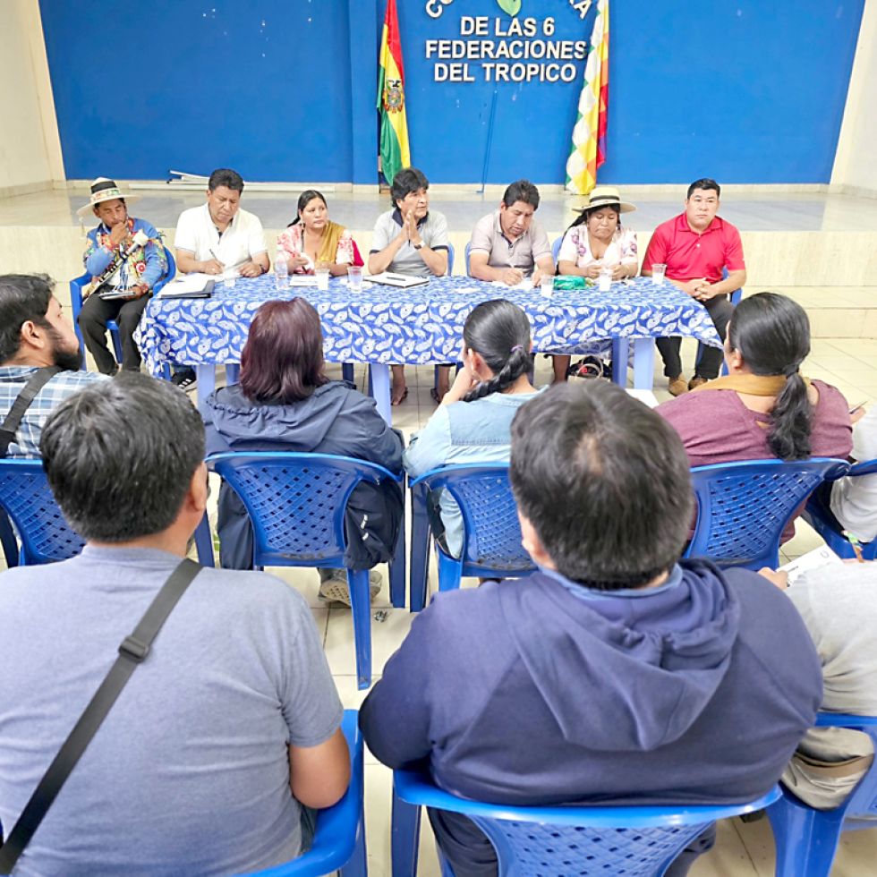 EVISMO. Los dirigentes de Evo Pueblo y el Pacto de Unidad, junto al expresidente, este domingo.