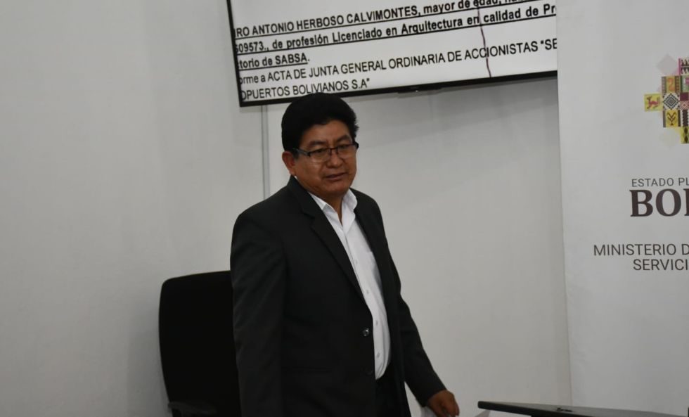 El ministro de Obras Públicas, Édgar Montaño, brindó este martes una conferencia de prensa.