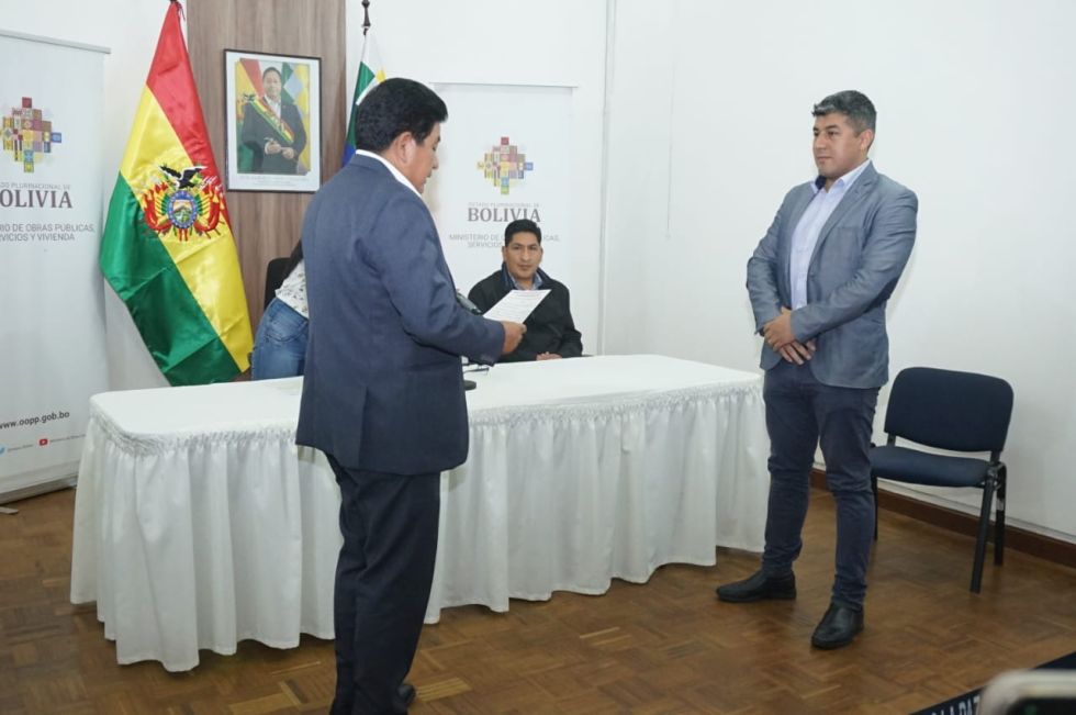 El ministro de Obras Públicas, Édgar Montaño posesionó a Christian Mamani como nuevo director ejecutivo de la ATT.