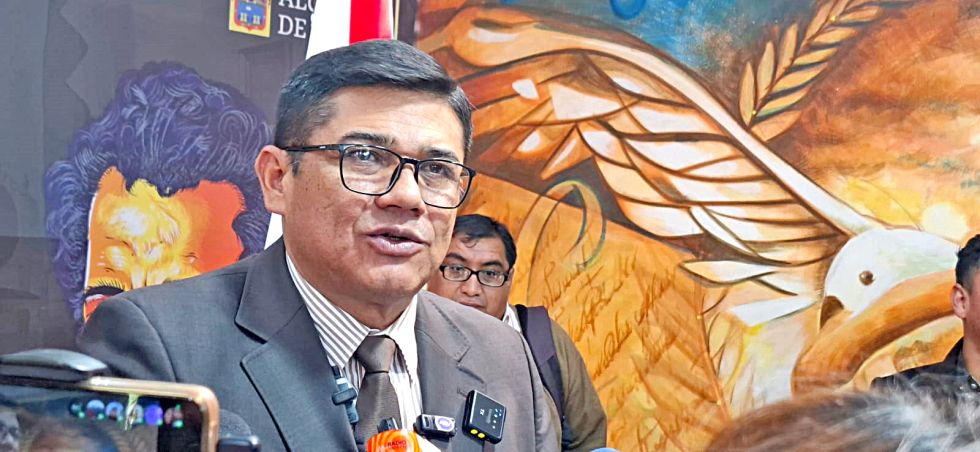 AUTORIDAD. El alcalde de Sucre, Enrique Leaño, atendiendo a los medios de comunicación, ayer.