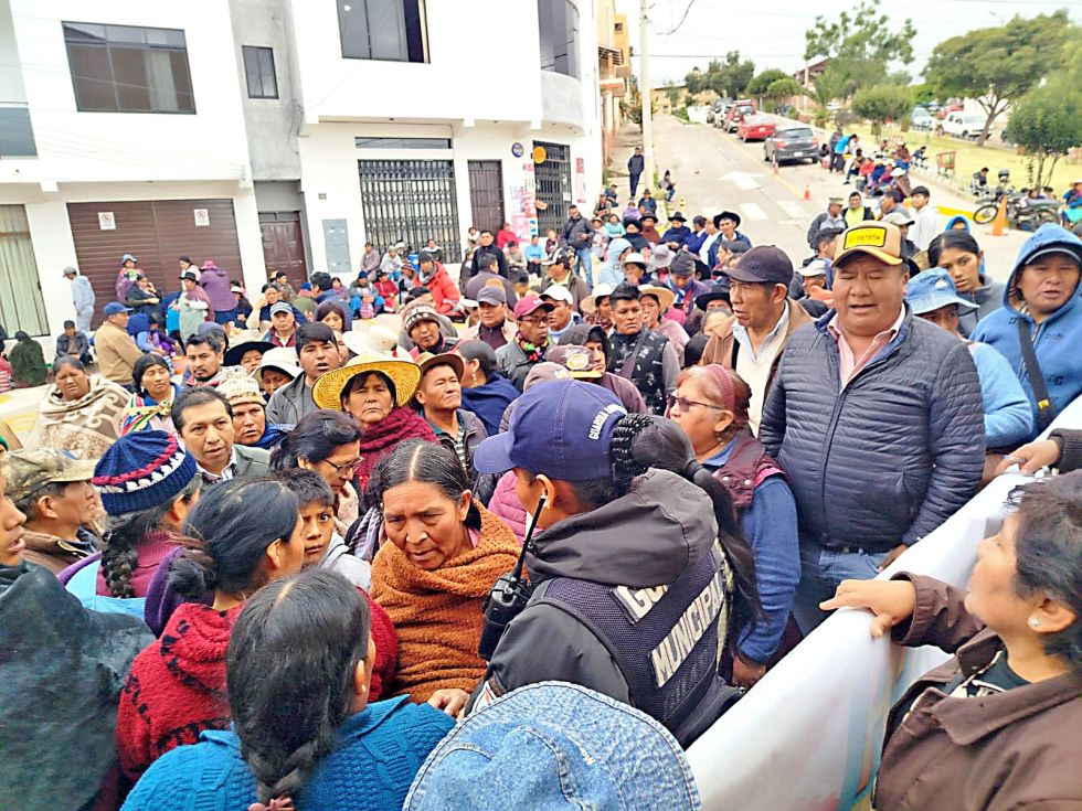 PROTESTA. Comerciantes de la zona de Azari cuando cercaban ayer las oficinas municipales.