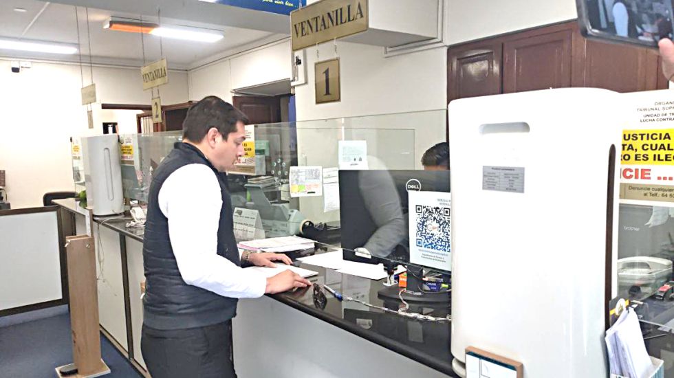 SUCRE. El abogado Martín Camacho, cuando entregaba la carta en el TSJ, este martes.
