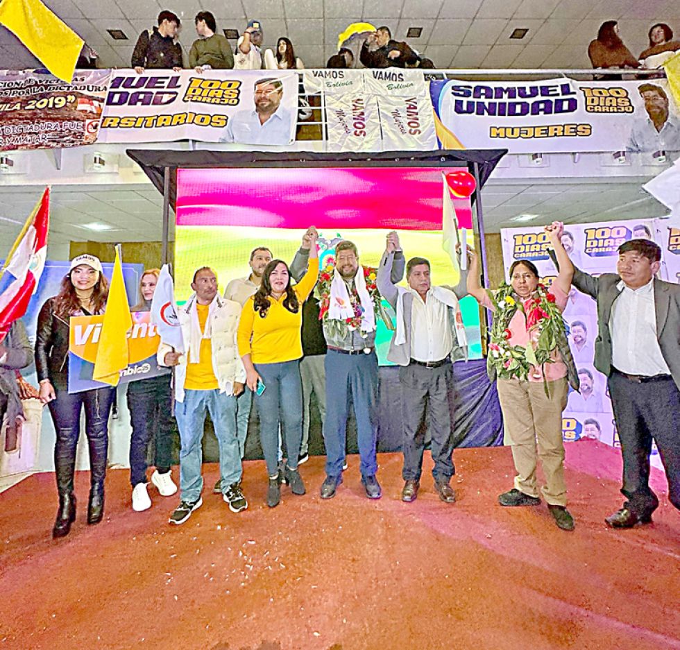 SUCRE. Samuel junto a sus nuevos aliados en el acto de lanzamiento de su campaña.