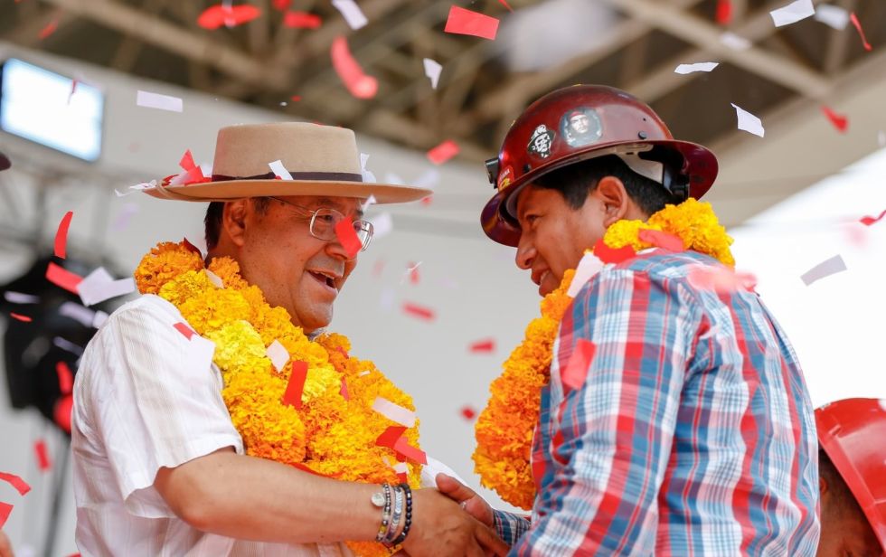 El dirigente de la Central Obrera Boliviana (COB), Juan Carlos Huarachi (d), saluda al presidente Luis Arce.
