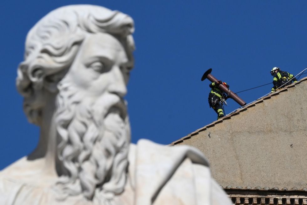 Técnicos instalan una chimenea en el techo de la Capilla Sixtina en la Ciudad del Vaticano.