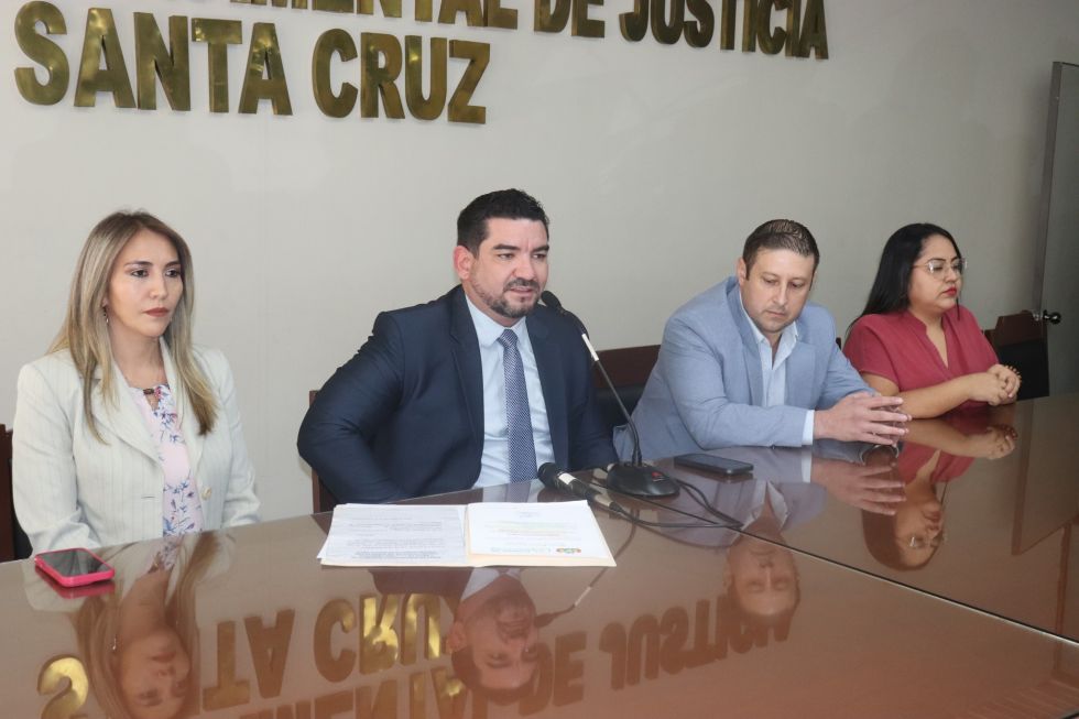 El presidente del Tribunal Departamental de Justicia de Santa Cruz, Aldo Ismael Quezada (2i).
