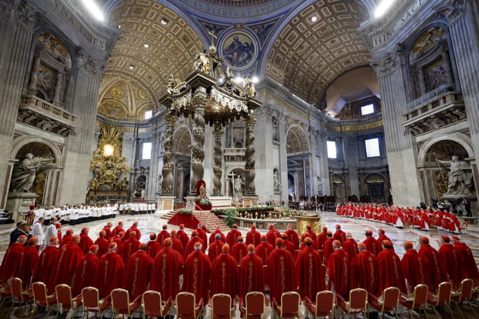 Cardenales asisten a una de las misas en memoria del difunto Papa Francisco en la Basílica de San Pedro.