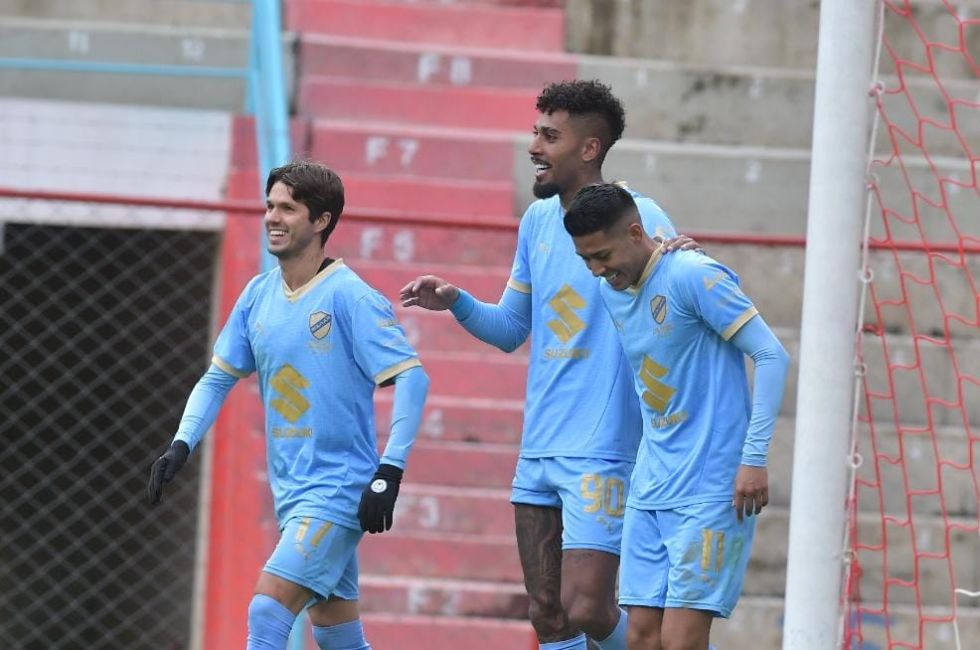 Patricio Rodríguez (i), Fabio Gomes (c) y Ramiro Vaca celebran uno de los goles de Bolívar.