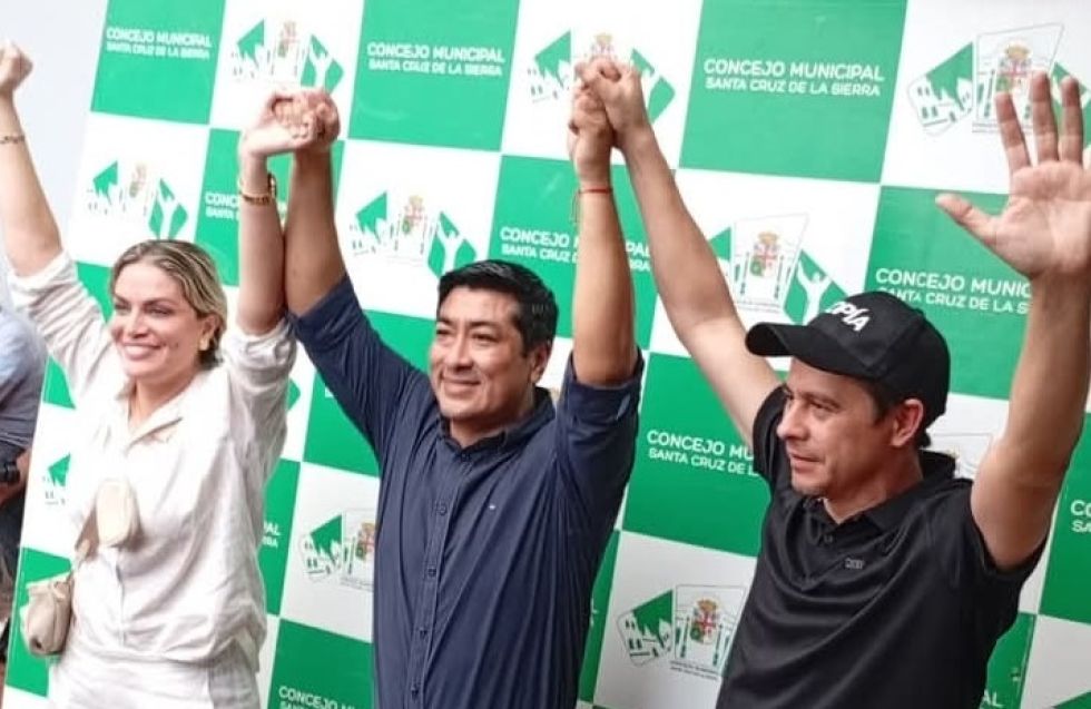 La nueva directiva del Concejo Municipal de Santa Cruz, a la cabeza de Israel Alcocer (c).