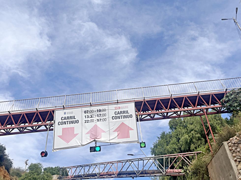 BACHES. Conductores deben maniobrar para evitar los grandes baches de la cuadra.