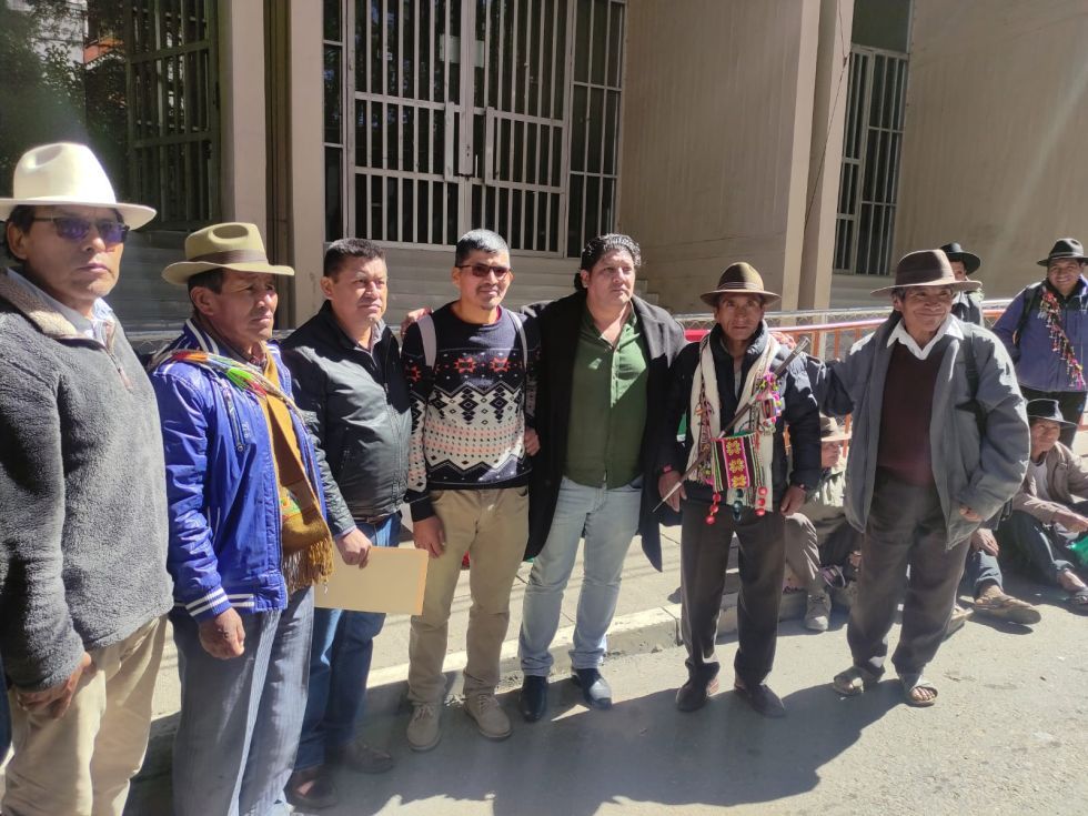 SUCRE. Dirigentes de naciones y pueblos indígenas cuando realizaron una vigilia ante el TCP.