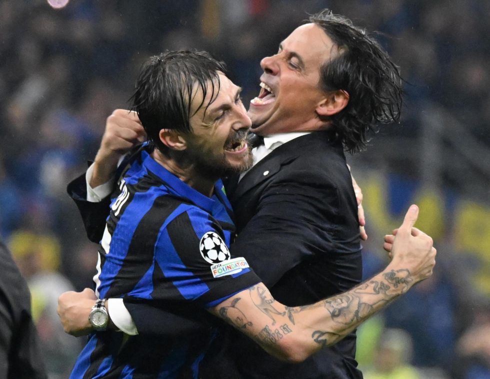 El entrenador del Inter de Milán, Simone Inzaghi (der.), celebra con el defensa del Inter, Francesco Acerbi, al final del partido de vuelta de las semifinales de la UEFA Champions