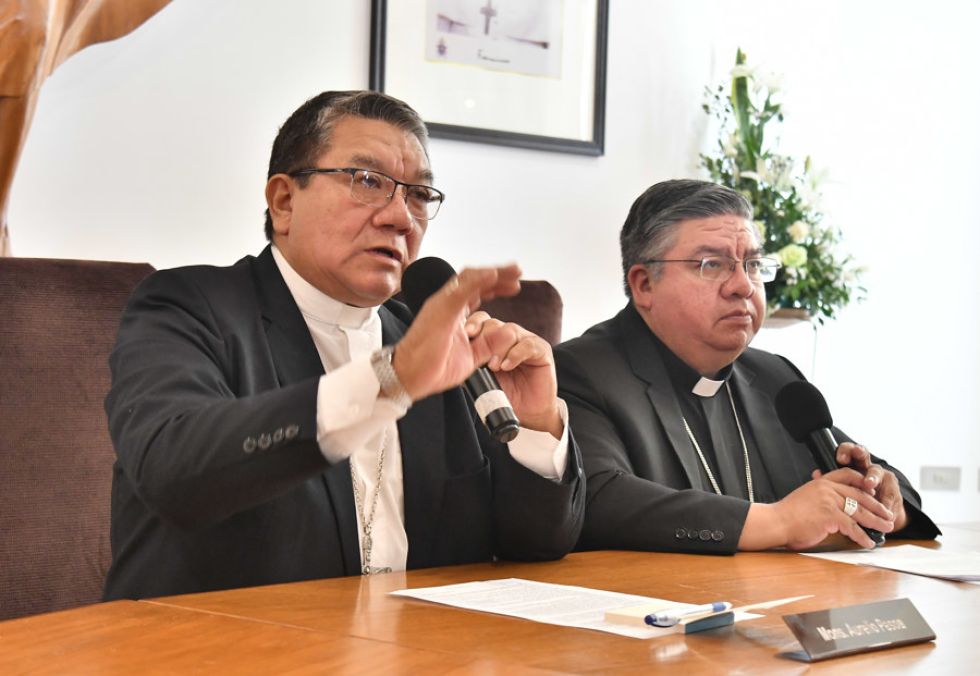 El monseñor Aurelio Pesoa (i) habla junto al monseñor Giovani Arana (d) en una rueda de prensa este martes en Cochabamba.