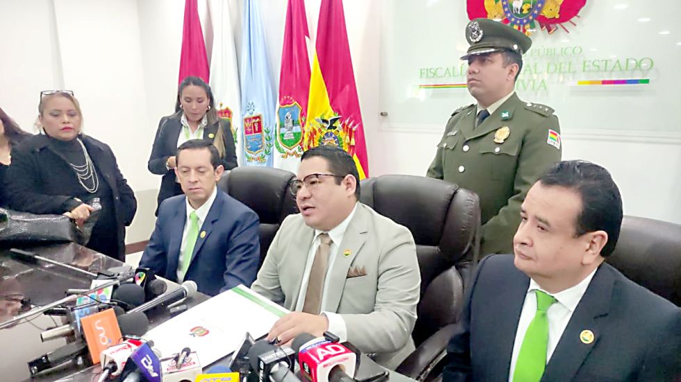 SUCRE. El fiscal general Roger Mariaca (c) junto al Fiscal Departamental de Chuquisaca y el Secretario General del Ministerio Público.