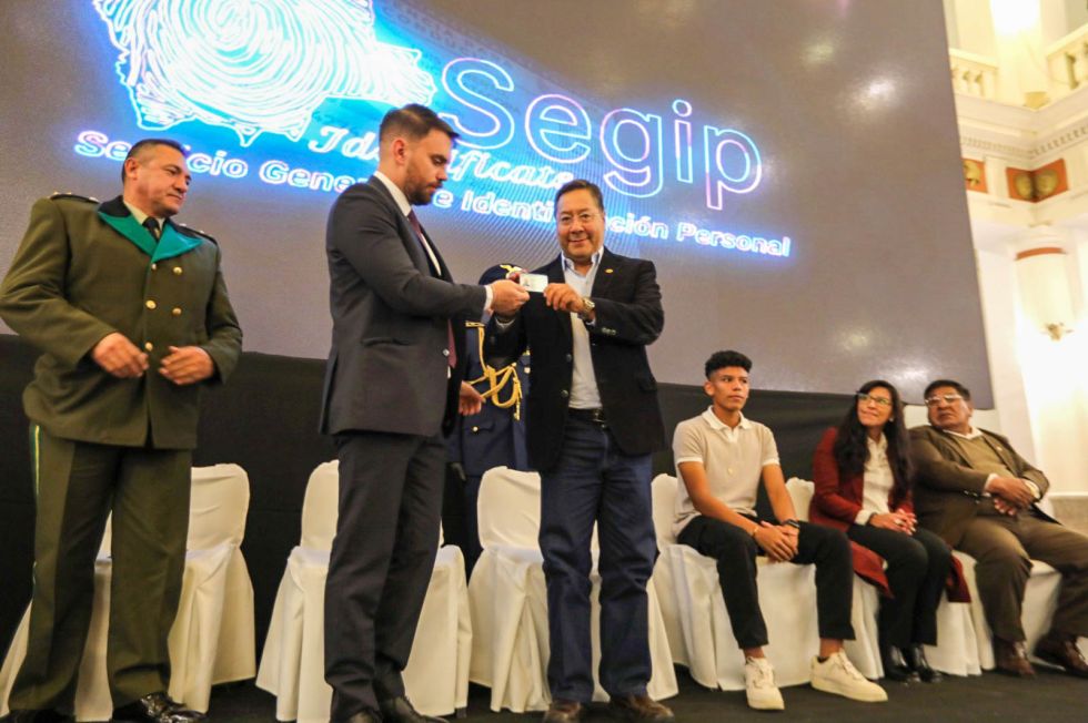 Eduardo Del Castillo junto a Luis Arce presentaron la nueva licencia de conducir.