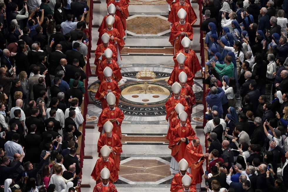 Los cardenales asisten a una misa especial 'Pro eligendo papa' o para la elección del Papa.