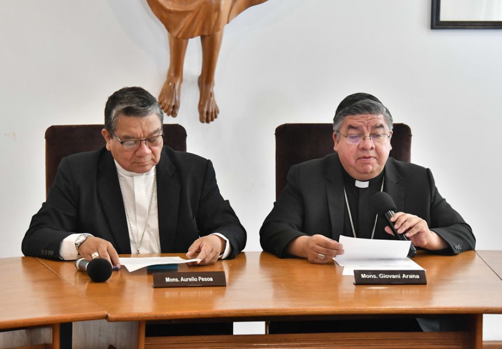 El monseñor Aurelio Pesoa (i) y el monseñor Giovani Arana (d) asisten a una rueda de prensa este martes en Cochabamba.